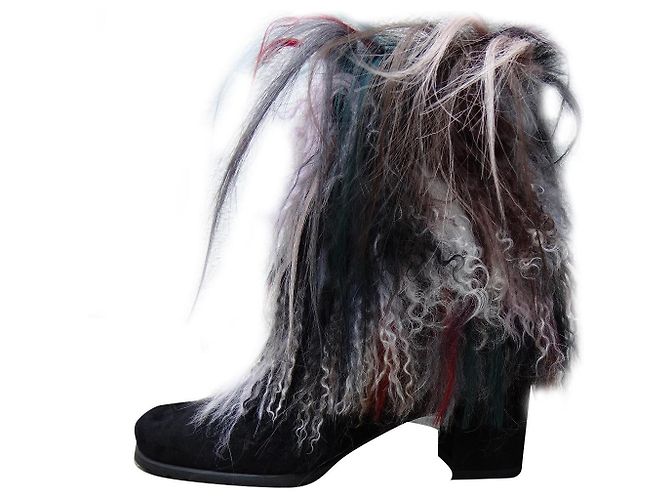 Stivaletti Stuart Weitzman in pelle nera e ecopelliccia multicolore 36 IT Nero