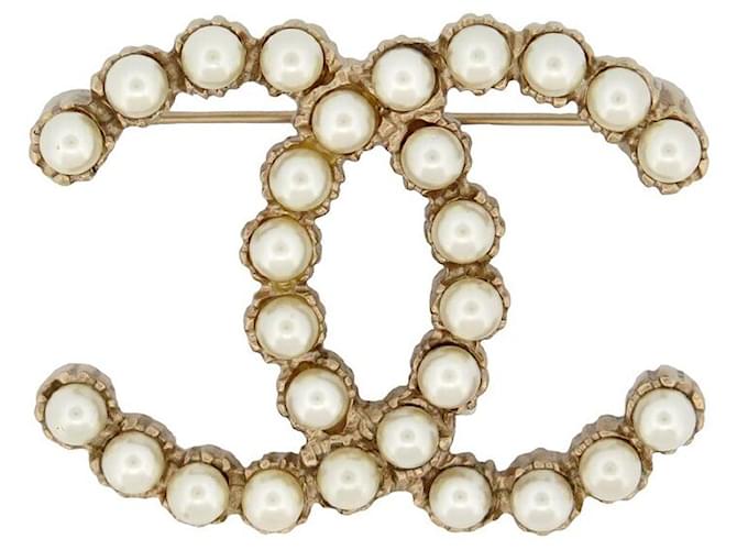 Other jewelry CHANEL LOGO CC PEARL BROOCH IN GOLDEN METAL 2019 GOLDEN PEARLS BROOCH  ref.854973