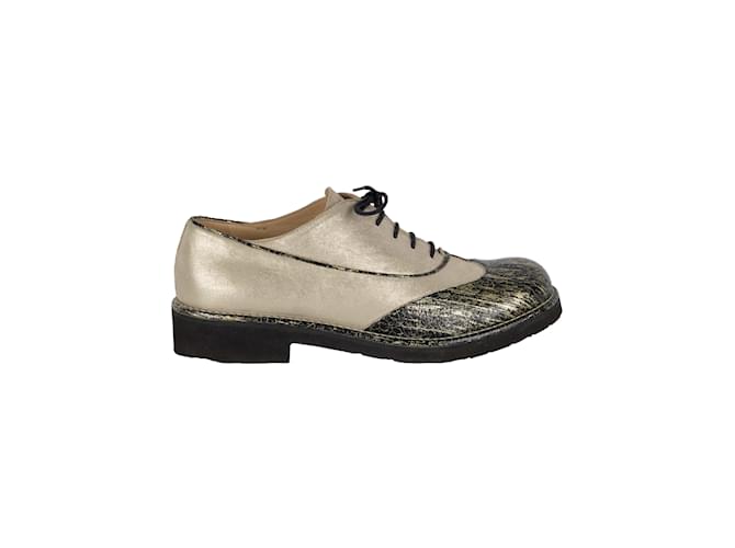 Classique Chaussures Oxford bicolores chatoyantes à lacets Chanel Cuir Multicolore  ref.855104