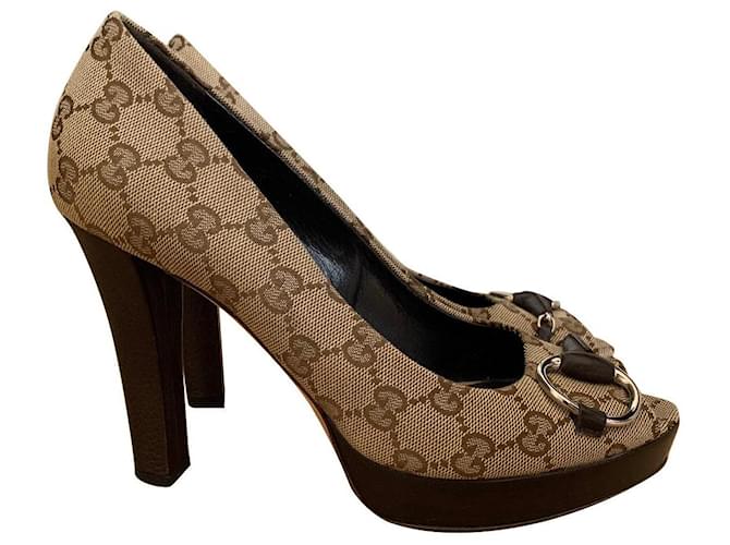 CHANEL Pair of pumps with small heels, pointed toes, br… | Drouot.com