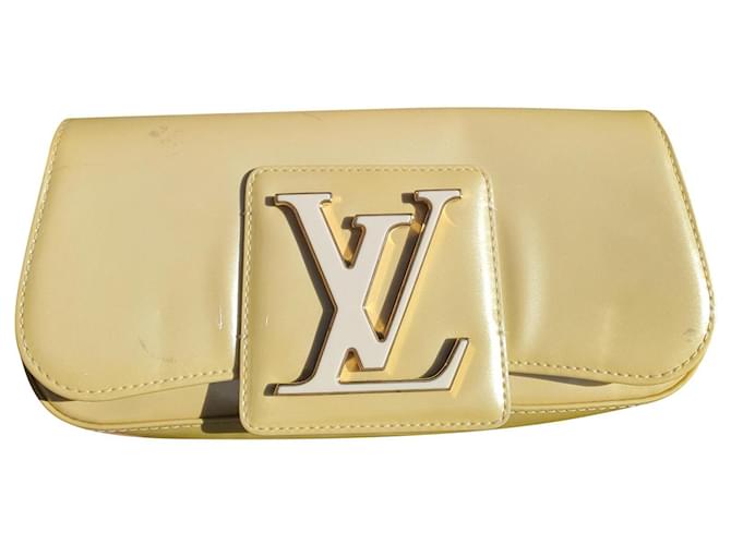 Pochette Louis Vuitton Sobe in pelle verniciata Giallo  ref.858667