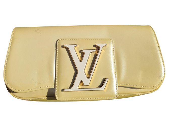 Louis Vuitton Sobe Clutch aus Lackleder Gelb