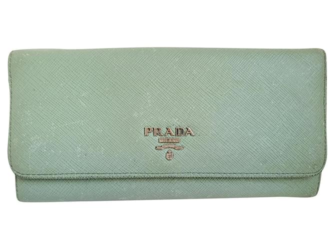 Prada Bags: buy them at discounted prices