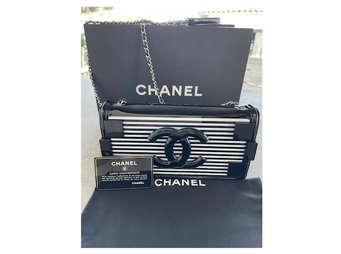 Boy Chanel Tasche mit Überschlag aus Backstein für Jungen Schwarz Lackleder  ref.859158