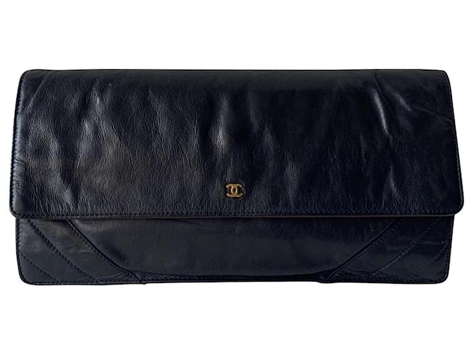 Chanel Clutch bags Navy blue Leather ref.861514 - Joli Closet