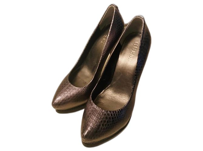 Guess Pumps aus anthrazitfarbenem Leder Schlangenoptik Silber