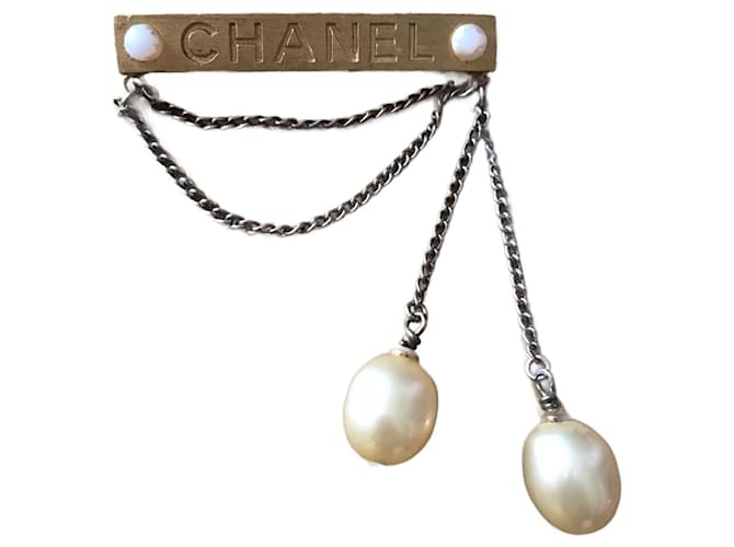 Chanel Pins & brooches Gold hardware Metal Pearl  ref.869436