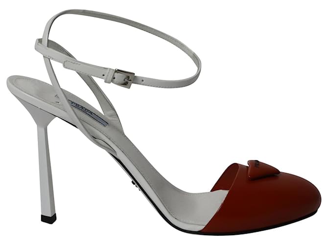 Sandália bicolor Prada com tira no tornozelo em couro branco e vermelho Multicor  ref.870112