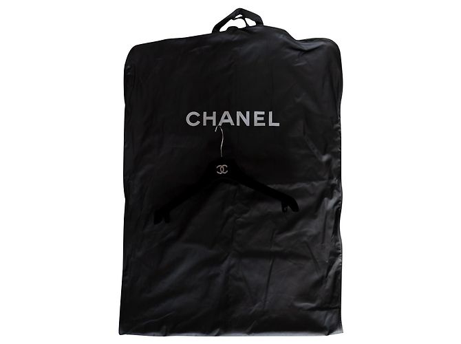 Chanel schwarzer Regenmantel und Chanel Kleiderbügel Reiseabdeckung