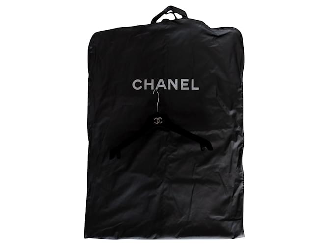 Chanel schwarzer Regenmantel und Chanel Kleiderbügel Reiseabdeckung  ref.870427