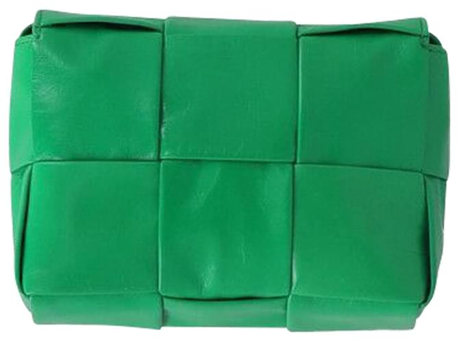 Bolsa transversal Bottega Veneta Candy Cassette Mini Intrecciato em couro verde  ref.870524