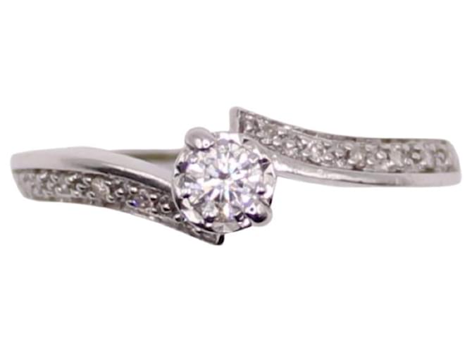 Autre Marque Diamante solitario centrale e pavè di diamanti sul corpo dell'anello in oro bianco 750%O Silver hardware  ref.873495