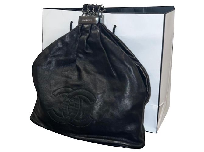 Chanel Ledertasche mit Logo Schwarz