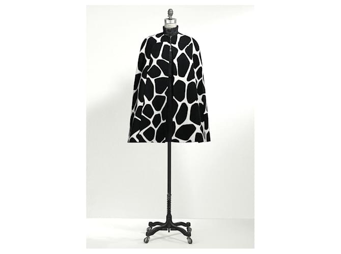 capa Valentino con estampado de jirafas Negro Blanco Lana  ref.878524