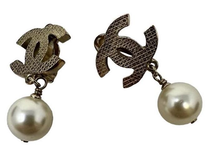 Boucles d'oreilles Chanel CC Logo Métal Doré avec Perle