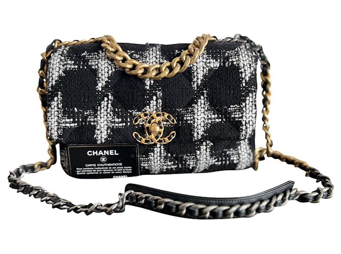 Chanel Acolchado De Tweed En Blanco Y Negro Mediano Chanel 19 Solapa  ref.878756