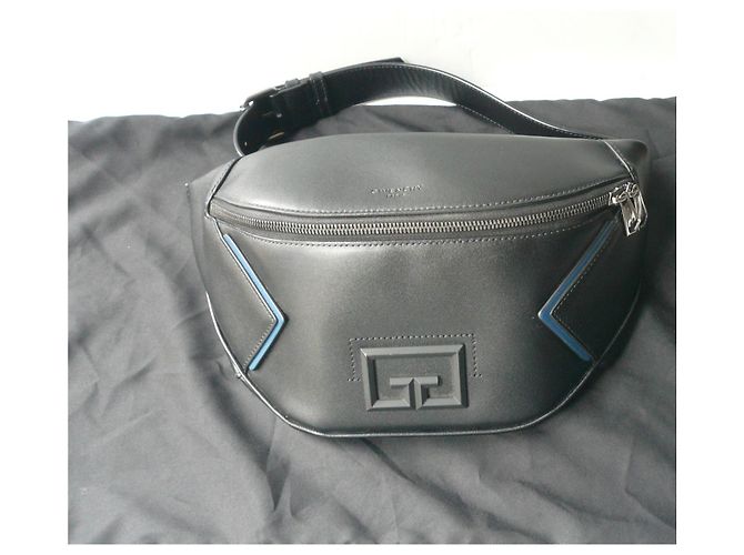 GIVENCHY Herren-Gürteltasche aus schwarzem Leder SEIN SELTEN