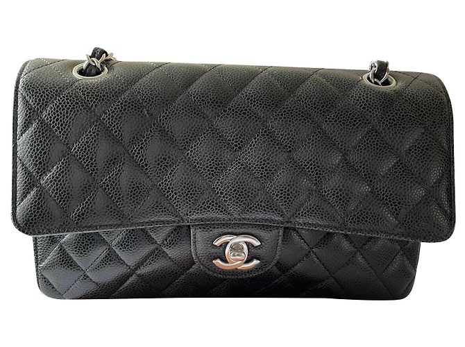 Timeless Bolsa Chanel Média Preta em Couro de Bezerro Granulado Preto
