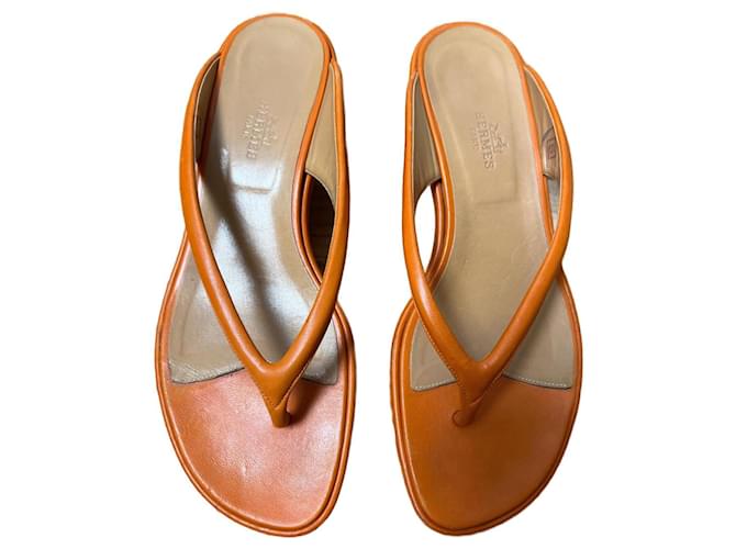 Hermès Sandalias de tacón bajo Naranja Cuero  ref.882995