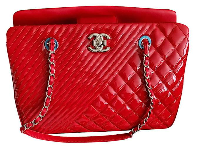 Chanel shopping GM chevron matelasse patente - bolsa de ombro Vermelho Couro envernizado  ref.883054