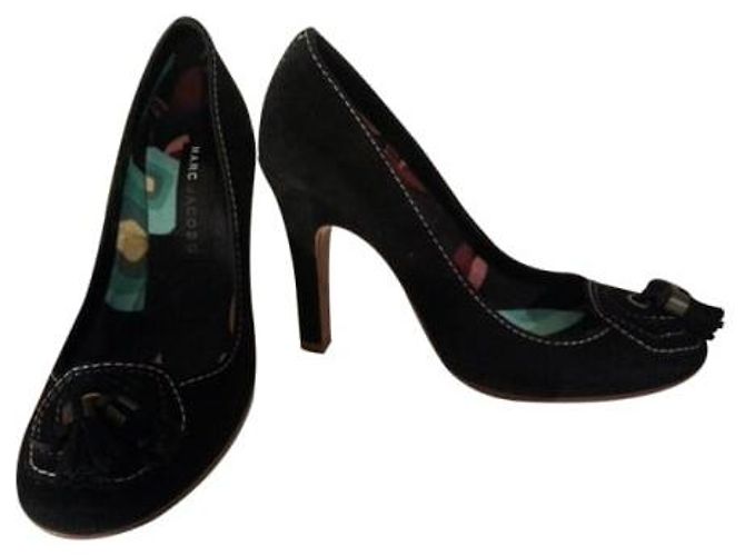 Marc by Marc Jacobs Schwarze Wildleder Pumps mit Pompons