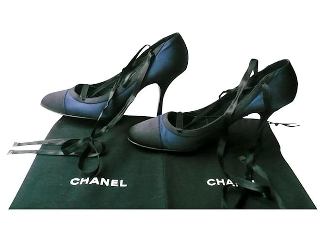 Sapatos de cetim azul meia-noite CHANEL com bonés pretos T41 Muito bom estado  ref.883811