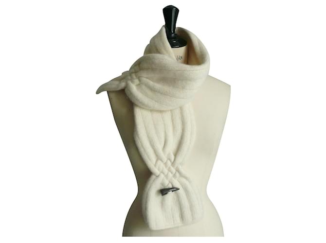 BURBERRY Off-white wool scarf very good condition Cream Cashmere  ref.884086