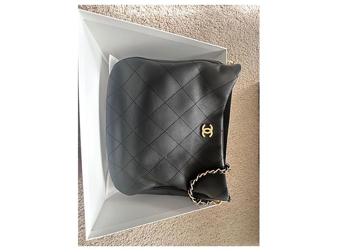 Chanel 22b Maxi Hobo Preto em couro de bezerro liso acolchoado