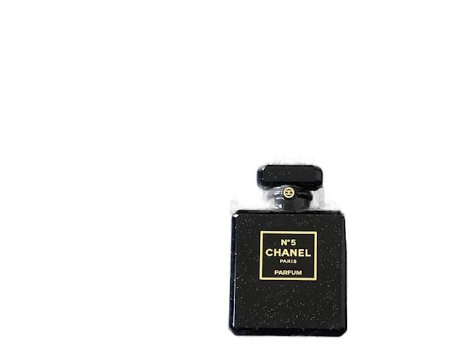 Número do perfume broche CHANEL 5 Preto Dourado Resina  ref.894370