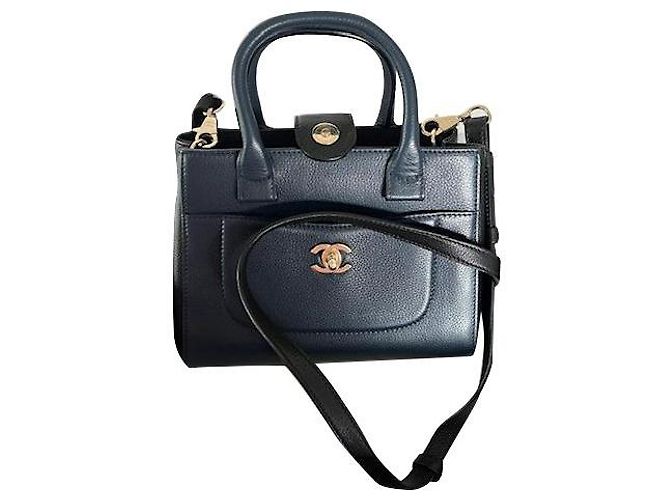 Bolsa de mão Chanel Neo Executive em couro azul marinho