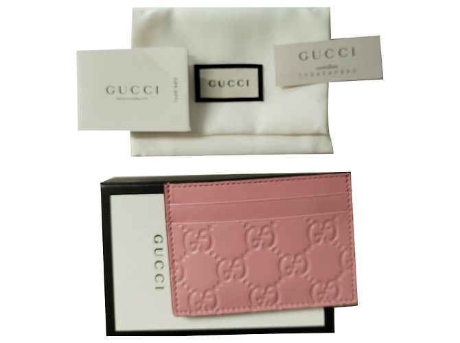 Cartera Gucci de piel de avestruz rosa