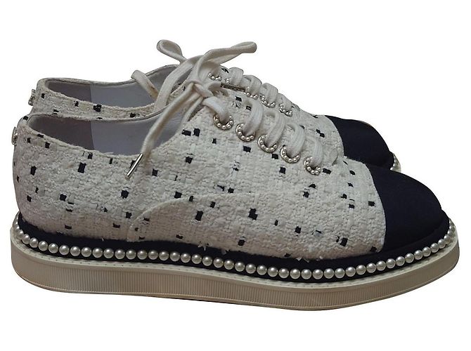 Tweed bianco Chanel/Sneaker in tessuto con lacci