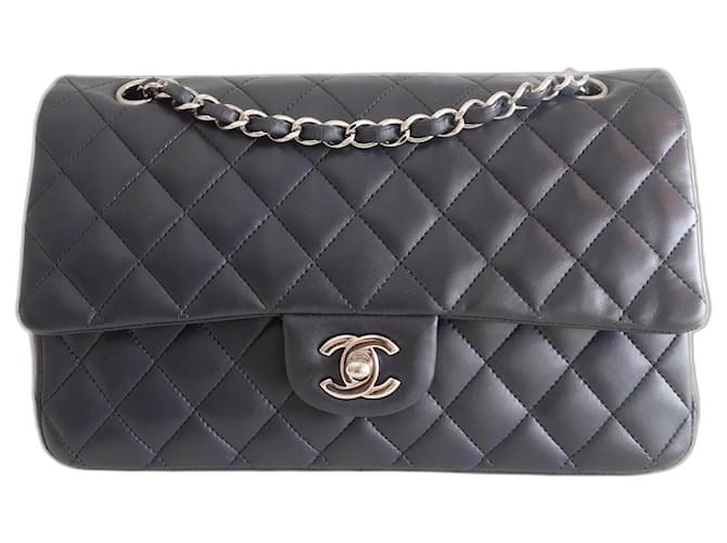 Timeless Chanel Classic mittlere Tasche Marineblau Leder  ref.895594