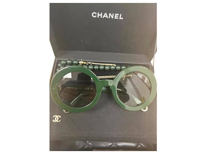 Chanel Lentes de sol Verde oscuro Plástico  ref.895602