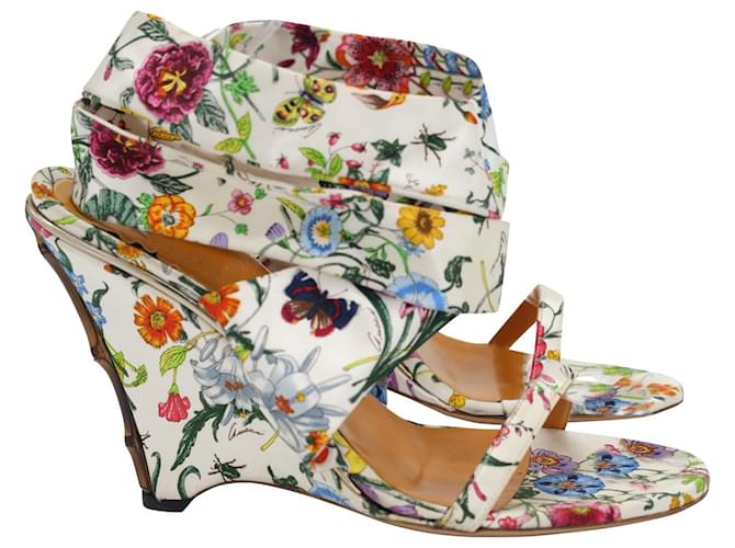 Sandálias Gucci com tira no tornozelo em cetim estampado floral Impressão em python  ref.898495