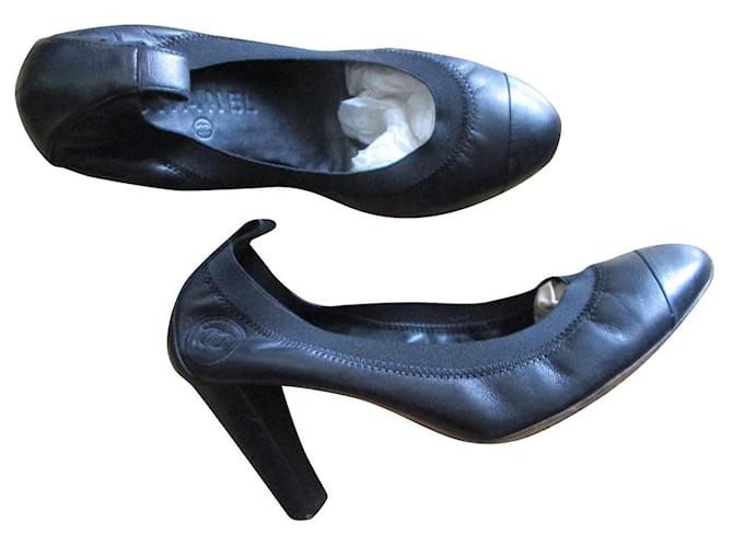 Chanel Zapatos de tacón de cuero negros, 37,5.  ref.903445