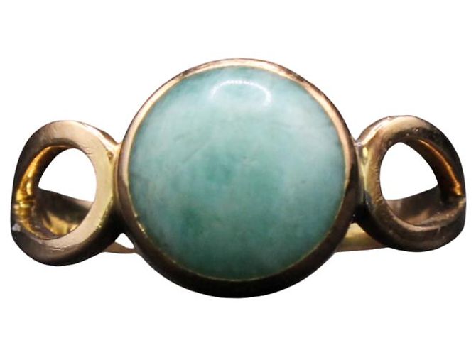 Autre Marque Anillo de oro amarillo con piedra verde ovalada y engaste de bisel 18 quilates Gold hardware