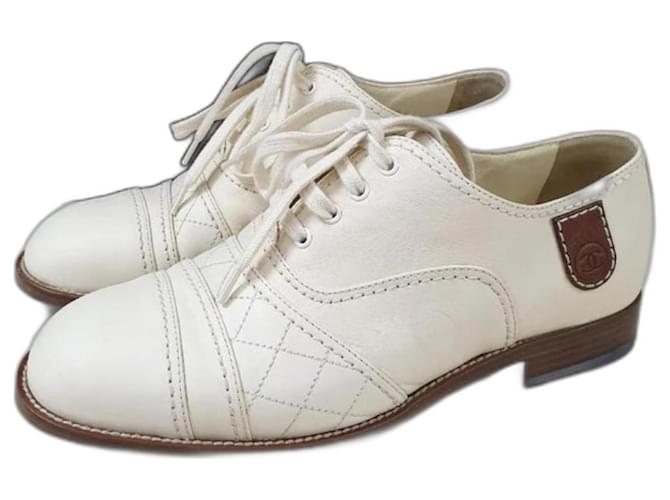 Zapatos Oxford con cordones CC acolchados de piel de becerro de Chanel Beige Cuero  ref.905773