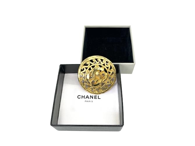 Chanel CC runde Brosche aus Metall in gutem Zustand Golden  ref.908271