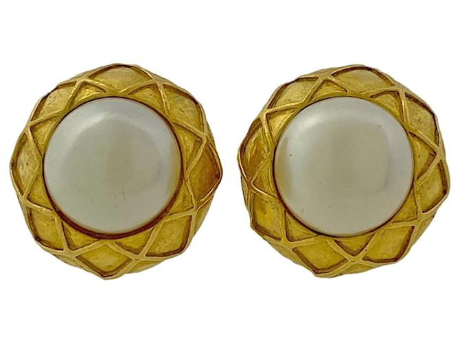 *Pendientes de diseño de perlas de Chanel Gold hardware Chapado en oro  ref.911032