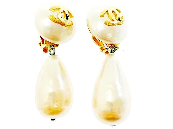 *Boucles d'oreilles Chanel Cocomark Teardrop Pearl Plaqué or Blanc Bijouterie dorée  ref.911054