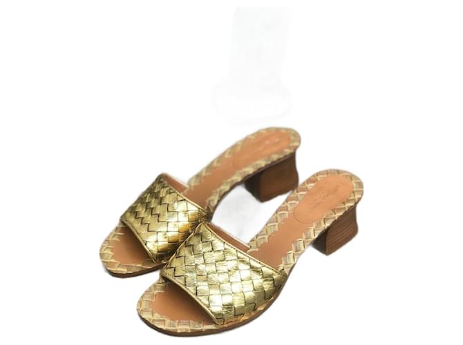 BOTTEGA VENETA  Sandals T.EU 35.5 Leather Golden  ref.911118
