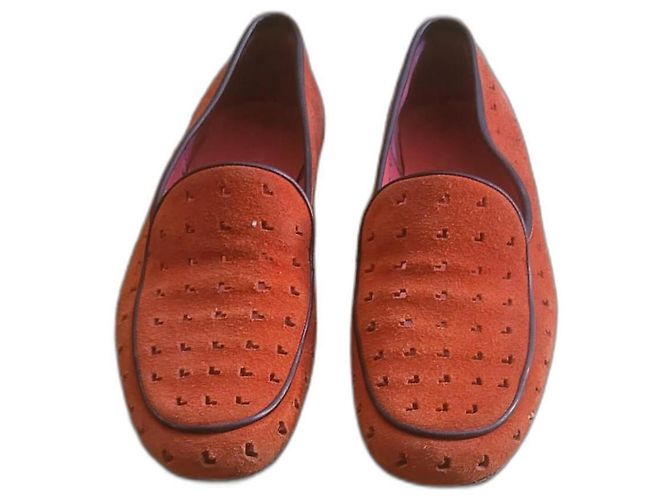 Loewe Slipper aus rotem Wildleder mit Lochmuster