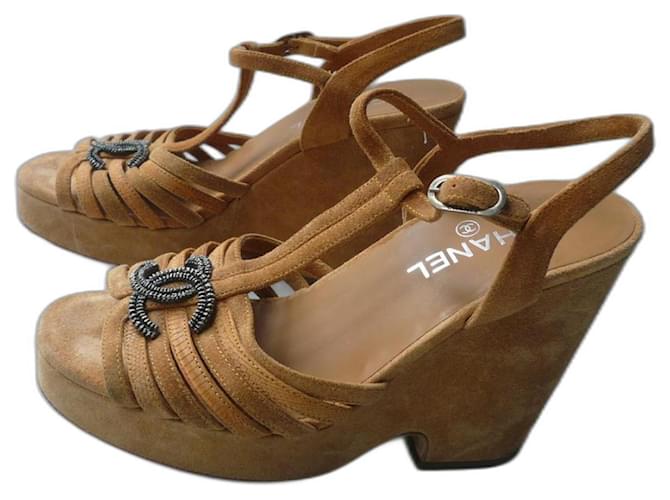 CHANEL Fauve suede wedge sandals with T logo jewel39 IT very good condition Caramel Deerskin  ref.912416