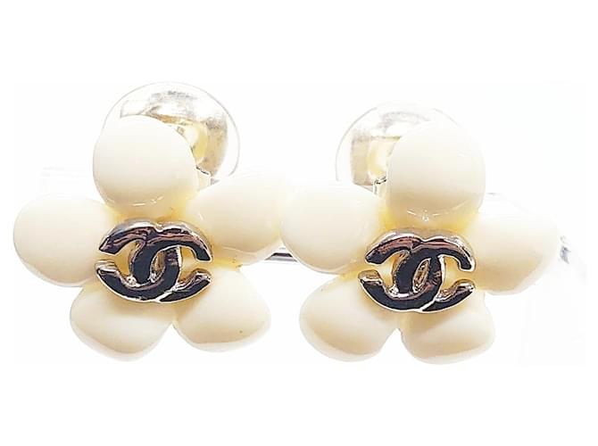 *Chanel Coco Mark Flower Earrings White Metal Plastic  ref.913390