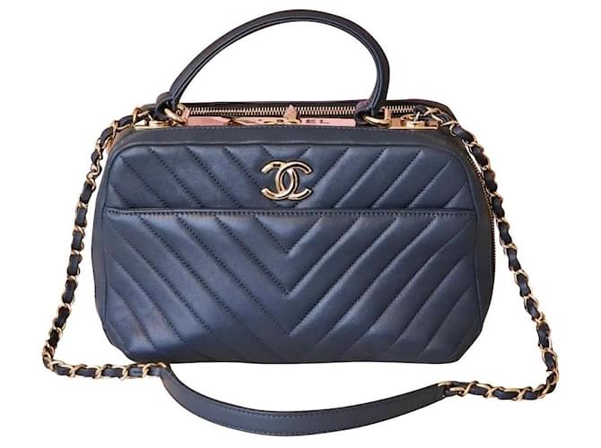 Chanel 2019 Medium Chevron Trendy CC bowling bag in Navy Blue with Gold  Hardware Leather ref.913683 - Joli Closet