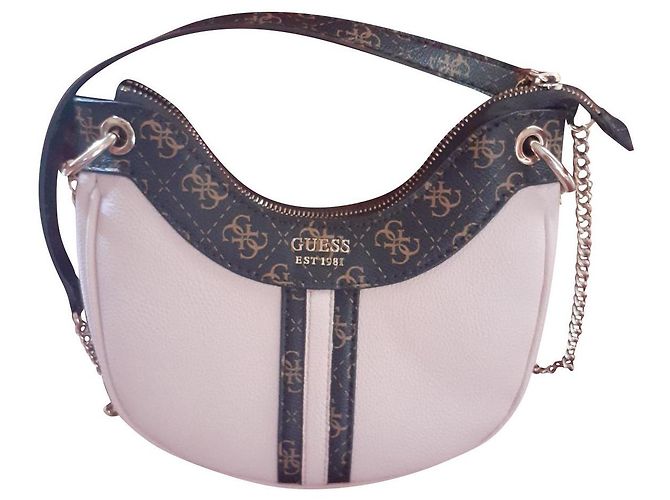 Bolso de mano Guess de piel rosa con cadena dorada