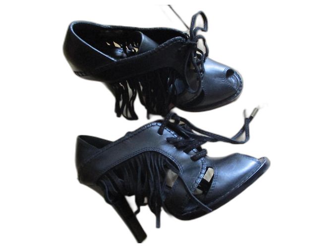 Louis Vuitton Sandales cuir, franges, 38IT. Noir