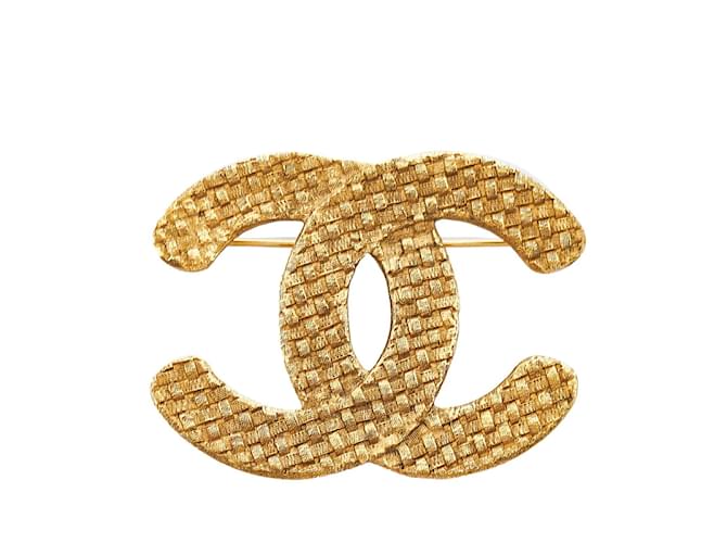 Chanel Broche com logotipo CC Dourado Metal  ref.924959