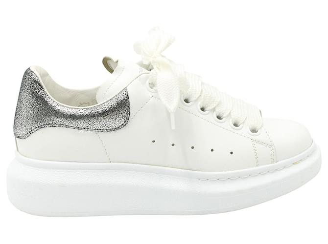 Alexander McQueen Silberne, übergroße Sneakers aus weißem Leder  ref.927835